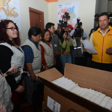 TRMITE. El alcalde paceo Luis Revilla entrega los libros con firmas recolectadas.