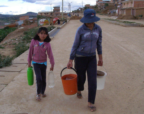 IRREGULAR. Los vecinos de las zonas altas y perifricas de la ciudad son los que ms problemas tienen para proveerse de agua potable. En algunos casos reciben agua una vez a la semana.