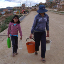 IRREGULAR. Los vecinos de las zonas altas y perifricas de la ciudad son los que ms problemas tienen para proveerse de agua potable. En algunos casos reciben agua una vez a la semana.