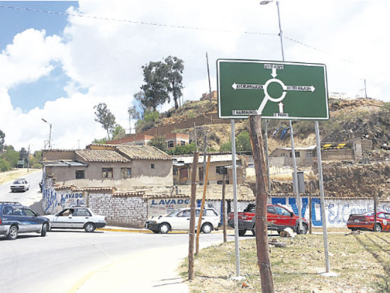 SEALIZACIN. El letrero que est al final de la calle Mauro Nez en la zona de Quirpinchaca.