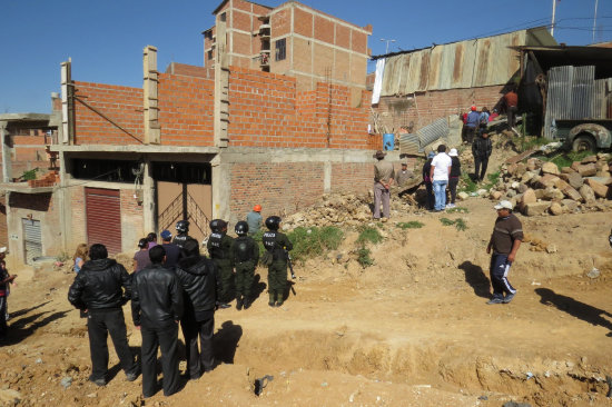 DESALOJO. Con incidentes se desapoder un predio en la zona Alto Mesa Verde.