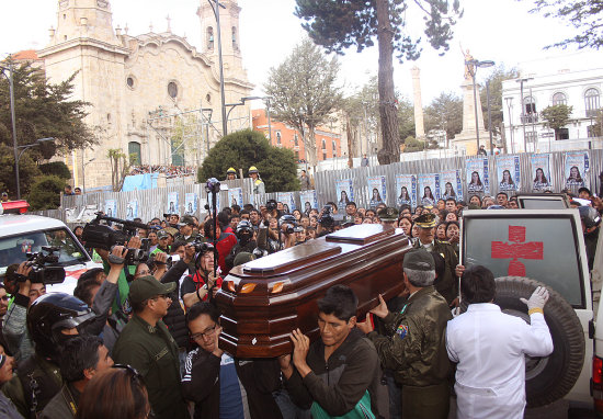 LUTO. La trgica muerte de los colegiales caus consternacin en los ciudadanos potosinos.