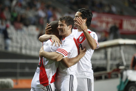 Los jugadores de River Plate festejan el triunfo sobre Estudiantes.