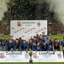 Los jugadores del Barcelona celebran el ttulo de campen.