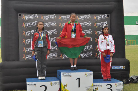 Las chuquisaqueas Esther Rasaizela (i) y Luisa Martnez (d) subieron al podio en atletismo, en la especialidad de 1.500 metros con obstculos.