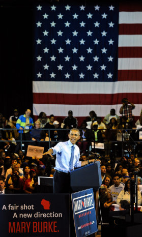 CAMPAA. Barack Obama apoya a la candidata de Wisconsin, Mary Burke, durante un acto poltico.