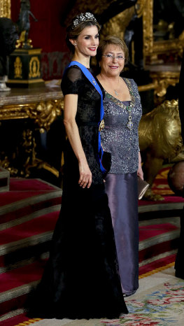 PROTOCOLO. Bachelet junto a la reina Letizia.