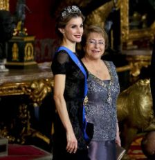 PROTOCOLO. Bachelet junto a la reina Letizia.