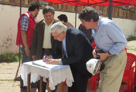 COMPROMISO. Firma de la orden de proceder para que las tareas de refaccin arranquen.