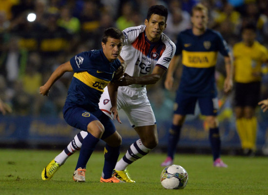 Una escena del partido de anoche, en Buenos Aires, entre Boca Juniors y Cerro Porteo.