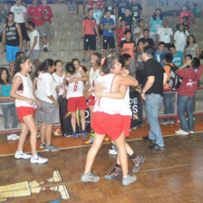 La celebracin de las estudiantes del colegio Sagrado Corazn tras avanzar a semifinal de bsquetbol.