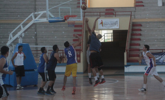 Los jugadores del campen chuquisaqueo en la prctica de ayer, en el coliseo Polideportivo de Garcilazo.