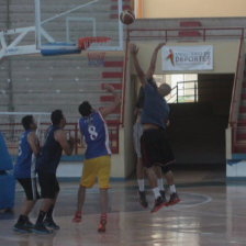 Los jugadores del campen chuquisaqueo en la prctica de ayer, en el coliseo Polideportivo de Garcilazo.