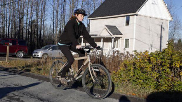 PROTOCOLO. La enfermera identificada por las iniciales H.K. durante un paseo en bicicleta tras romper el protocolo de cuarentena.