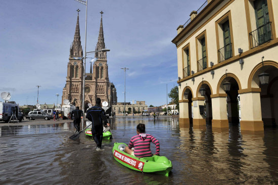 INUNDACIN. Vista de la cuidad bonaerense de Lujn bajo el agua.