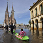 INUNDACIN. Vista de la cuidad bonaerense de Lujn bajo el agua.