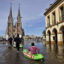 INUNDACIN. Vista de la cuidad bonaerense de Lujn bajo el agua.