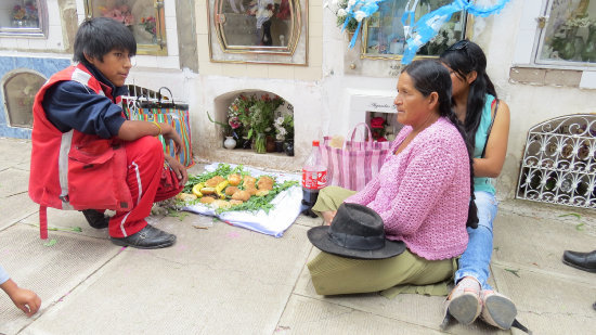 TODOS SANTOS. La poblacin acudi ayer al Cementerio General para recibir las almas de los angelitos, hoy lo harn para recibir a los adultos.