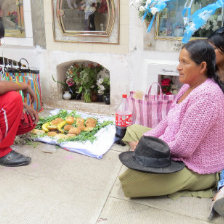 TODOS SANTOS. La poblacin acudi ayer al Cementerio General para recibir las almas de los angelitos, hoy lo harn para recibir a los adultos.