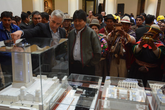 PROYECTO. El presidente Evo Morales observa la maqueta del nuevo edificio que albergar las oficinas presidenciales.