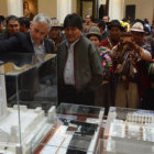 PROYECTO. El presidente Evo Morales observa la maqueta del nuevo edificio que albergar las oficinas presidenciales.