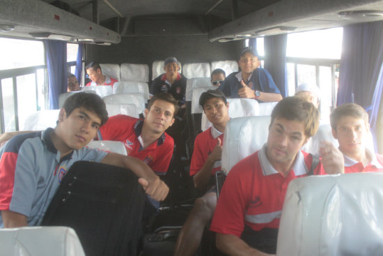 El equipo estudiantil parti ayer rumbo a Santa Cruz; abajo, Hugo Surez ser la principal baja en Blooming.