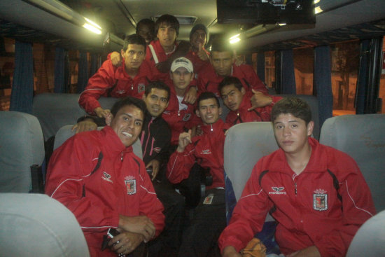 Jugadores del equipo cementero el jueves, antes del viaje a Tarija.