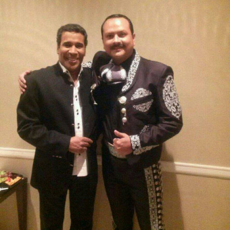 CANTANTE. El boliviano Luis Fernndez con el reconocido imitador Julio Sabala.