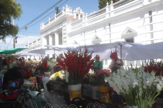 INCLUMPLIMIENTO. La venta de flores se hizo en los lugares de siempre.