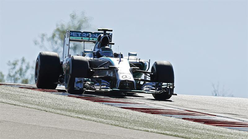 El alemn Nico Rosberg maneja su monoplaza de Mercedes durante la clasificacin de ayer.