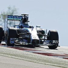 El alemn Nico Rosberg maneja su monoplaza de Mercedes durante la clasificacin de ayer.