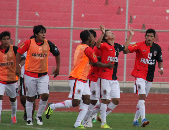 Los jugadores de Fancesa celebran el gol del colombiano Wil Payares (2d), que abri el marcador ayer, en el estadio IV Centenario de Tarija.