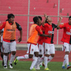 Los jugadores de Fancesa celebran el gol del colombiano Wil Payares (2d), que abri el marcador ayer, en el estadio IV Centenario de Tarija.