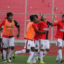 Los jugadores de Fancesa celebran el gol del colombiano Wil Payares (2d), que abri el marcador ayer, en el estadio IV Centenario de Tarija.