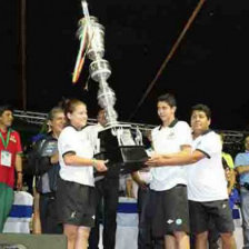 El festejo de los deportistas cochabambinos que le devolvieron a su Departamento el primer lugar; abajo, un deportista tarijeo recibe la antorcha como smbolo de lo que se har en 2015.