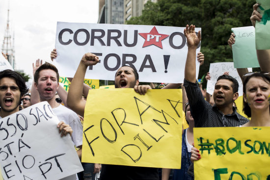 OPOSITORES. La protesta en Sao Paulo con pancartas que dicen 