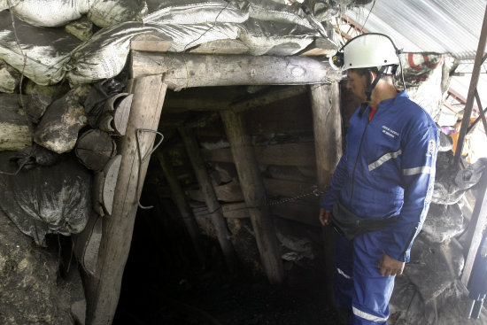 RESCATE. Socorristas trabajan en la mina.