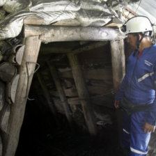 RESCATE. Socorristas trabajan en la mina.