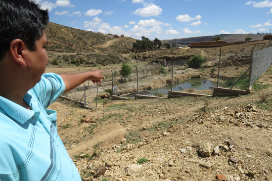 INSOPORTABLE. Este pozo ciego recoge las aguas servidas de los barrios que estn en la parte alta del Hospital San Pedro Claver, pero su capacidad ya fue rebasada.