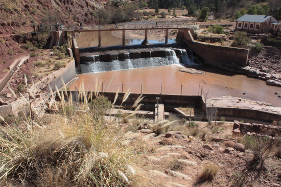 TOMA. El agua que ELAPAS dota a la poblacin de Sucre viene desde el ro Ravelo por un canal que tiene ms de 40 kilmetros hasta El Rollo.