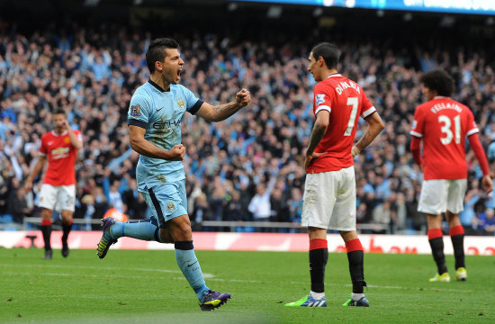 Sergio Agero festeja el gol que le dio el triunfo al Manchester City.