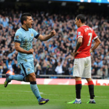 Sergio Agero festeja el gol que le dio el triunfo al Manchester City.