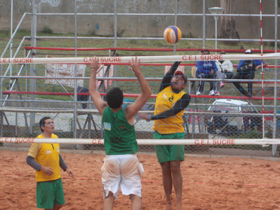 Entre el sbado y domingo se cumpli el clasificatorio local de voleibol de playa, en damas y varones.