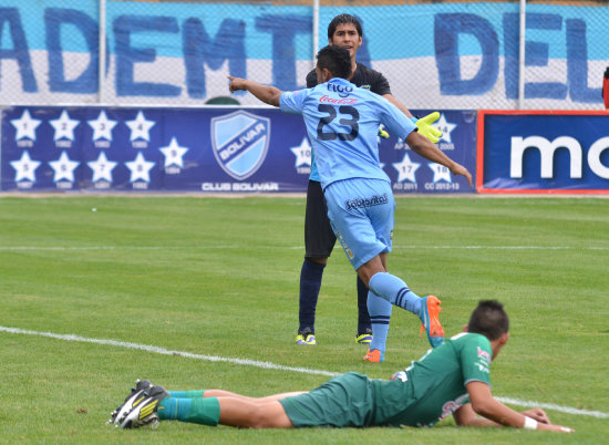 Una celebracin de la escuadra de Bolvar; abajo, una jugada del partido entre Oriente Petrolero y Wilstermann.