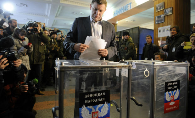 COMICIOS. Alexander Zajarchenko al momento de emitir su voto en Donetsk.