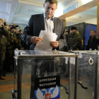 COMICIOS. Alexander Zajarchenko al momento de emitir su voto en Donetsk.