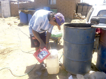 ESCASEZ. Muchos vecinos slo acceden a una pileta pblica, de donde acarrean en bidones y baldes el agua a sus casas.