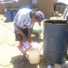 ESCASEZ. Muchos vecinos slo acceden a una pileta pblica, de donde acarrean en bidones y baldes el agua a sus casas.