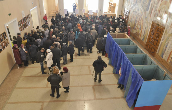 ELECCIONES. Vista de un lugar de votacin en la rebelde ciudad de Lugansk, Ucrania.