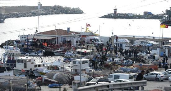 ACCIDENTE. Equipos de rescate trabajan en un puerto del Mar Negro en Turqua.